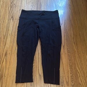 Lululemon Athletica Black Capri Leggings with Reflective Accents & Side Pockets